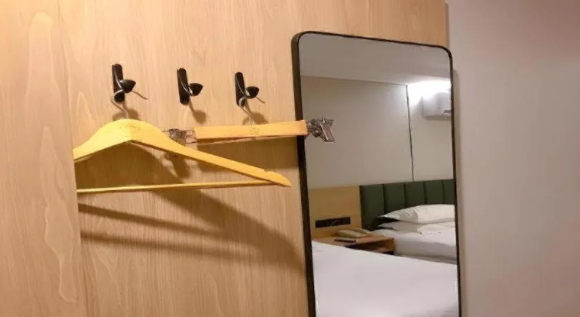 Bed in GreenTree Inn Yangzhou Slender West Lake Wencheng Attic Express Hotel