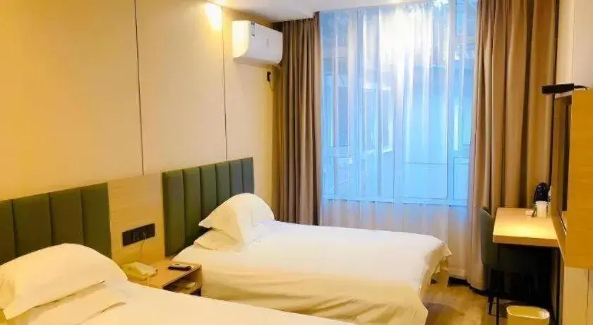 Bed in GreenTree Inn Yangzhou Slender West Lake Wencheng Attic Express Hotel Bed in GreenTree Inn Yangzhou Slender West Lake Wencheng Attic Express Hotel