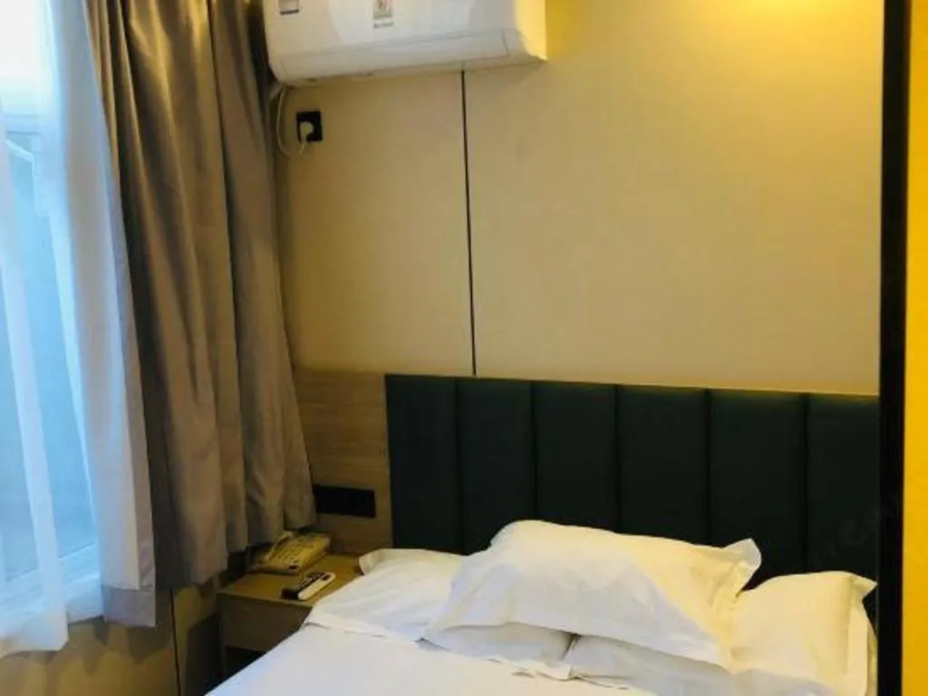Bed in GreenTree Inn Yangzhou Slender West Lake Wencheng Attic Express Hotel