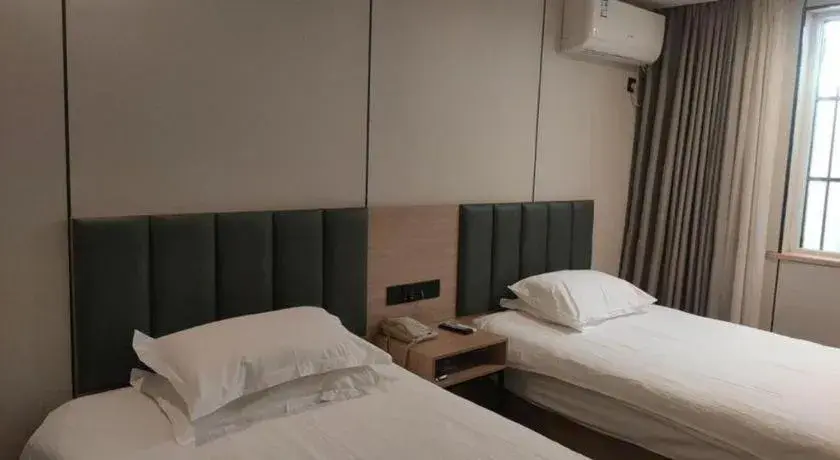 Bed in GreenTree Inn Yangzhou Slender West Lake Wencheng Attic Express Hotel Bed in GreenTree Inn Yangzhou Slender West Lake Wencheng Attic Express Hotel