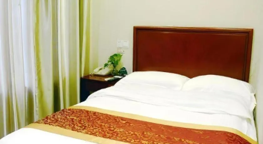 Bed in GreenTree Inn Shanghai MinHang ZhuanQiao Subway Station East ZhuanXing Road Shell Hotel