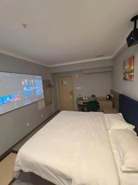Bed in GreenTree Inn Shanghai MinHang ZhuanQiao Subway Station East ZhuanXing Road Shell Hotel