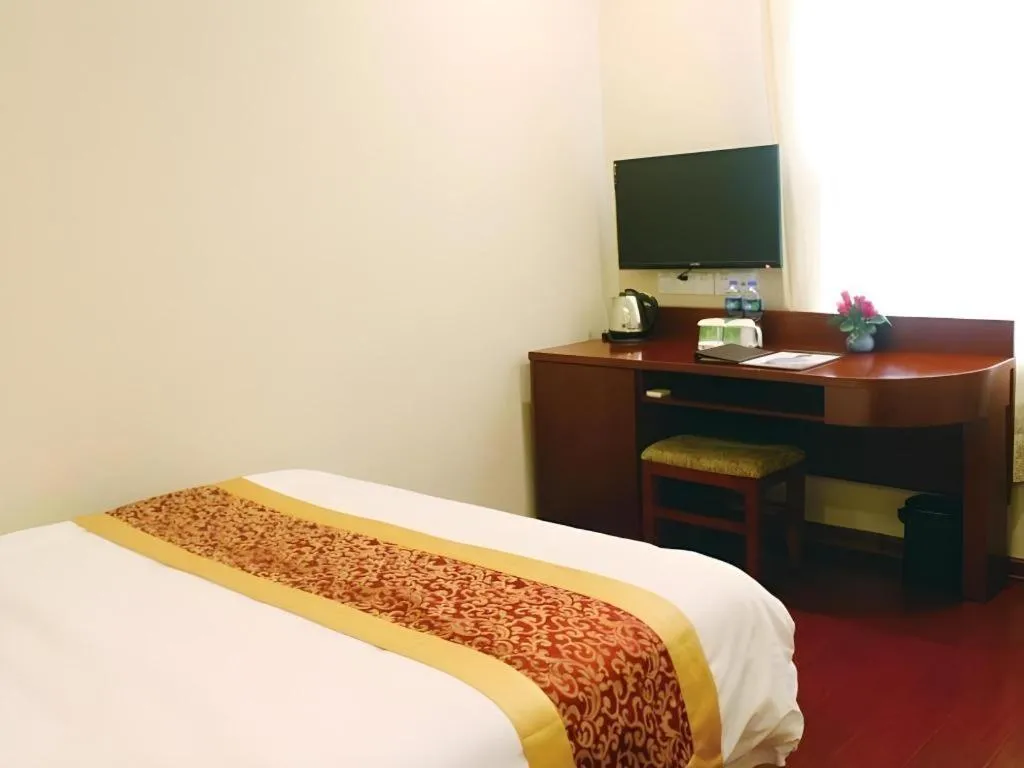 Bed in GreenTree Inn Shanghai MinHang ZhuanQiao Subway Station East ZhuanXing Road Shell Hotel