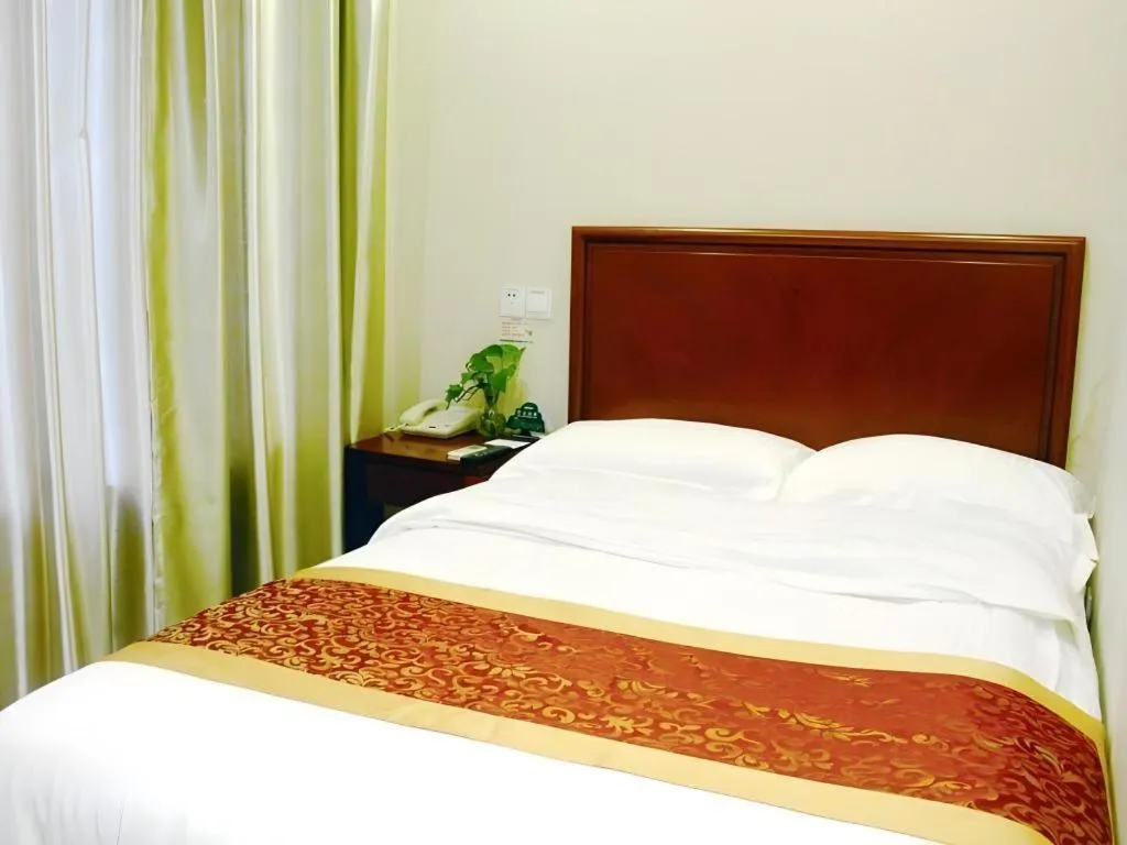 Bed in GreenTree Inn Shanghai MinHang ZhuanQiao Subway Station East ZhuanXing Road Shell Hotel