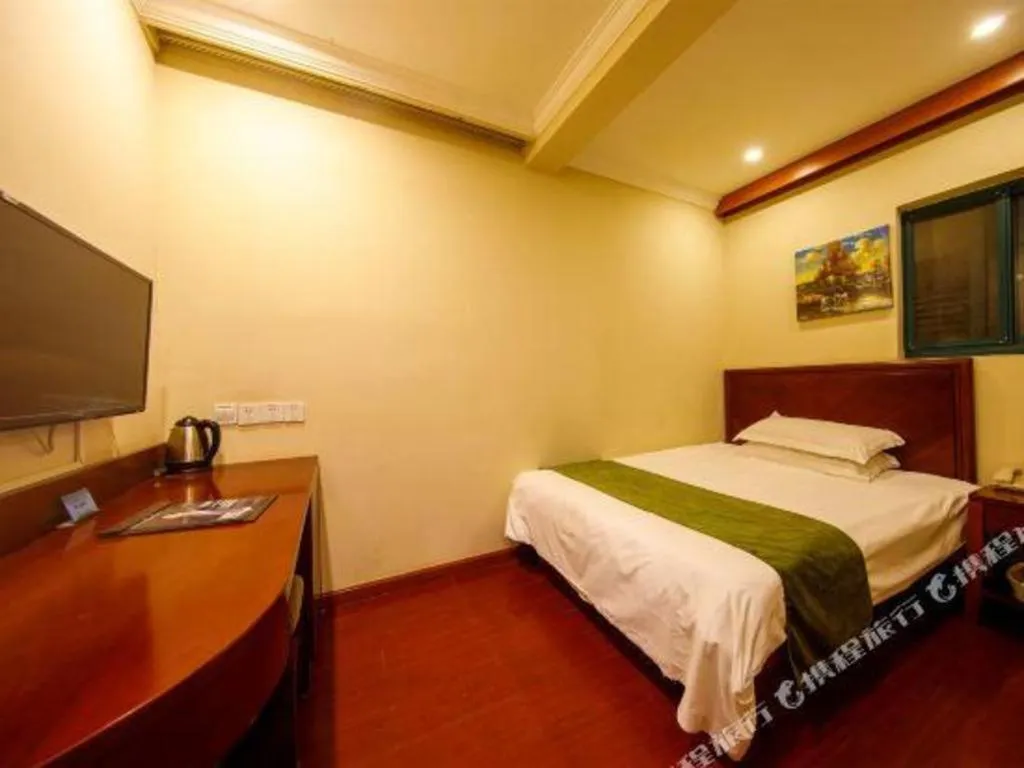 Bed in GreenTree Inn Shanghai MinHang ZhuanQiao Subway Station East ZhuanXing Road Shell Hotel