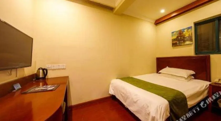 Bed in GreenTree Inn Shanghai MinHang ZhuanQiao Subway Station East ZhuanXing Road Shell Hotel