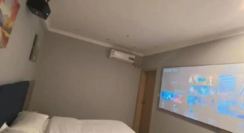 Bed in GreenTree Inn Shanghai MinHang ZhuanQiao Subway Station East ZhuanXing Road Shell Hotel