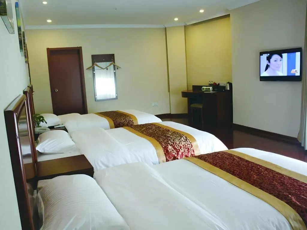 Bed in GreenTree Inn Shanghai MinHang ZhuanQiao Subway Station East ZhuanXing Road Shell Hotel