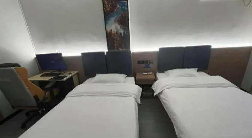 Bed in GreenTree Inn Shanghai MinHang ZhuanQiao Subway Station East ZhuanXing Road Shell Hotel