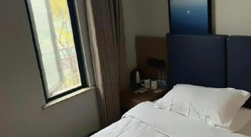 Bed in GreenTree Inn Shanghai MinHang ZhuanQiao Subway Station East ZhuanXing Road Shell Hotel