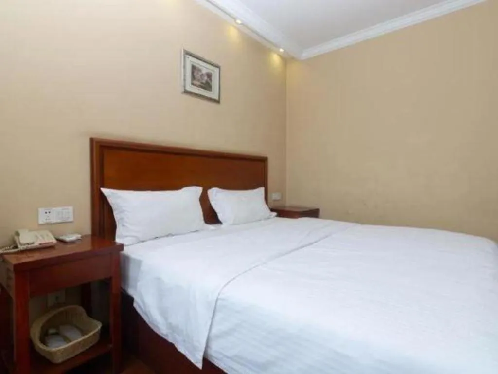 Bed in GreenTree Inn Shanghai Hongqiao Airport Huqingping Highway Shell Hotel