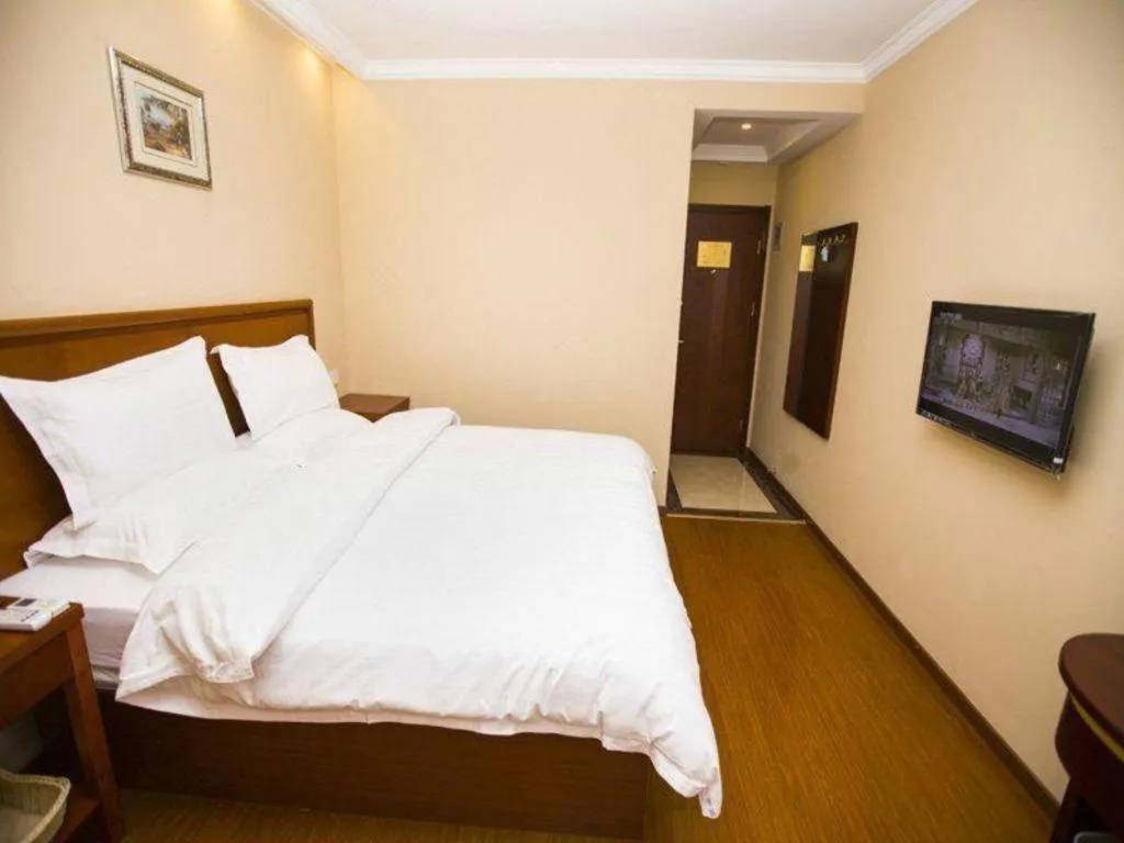 Bed in GreenTree Inn Shanghai Hongqiao Airport Huqingping Highway Shell Hotel