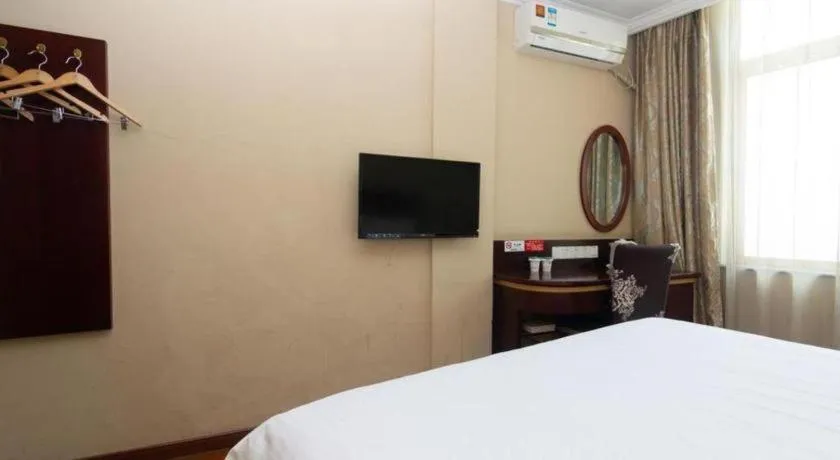 Bed in GreenTree Inn Shanghai Hongqiao Airport Huqingping Highway Shell Hotel
