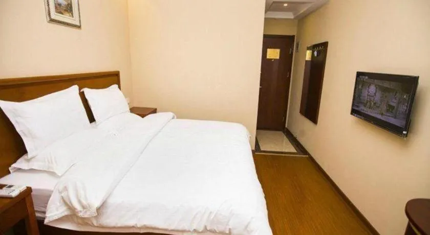 Bed in GreenTree Inn Shanghai Hongqiao Airport Huqingping Highway Shell Hotel