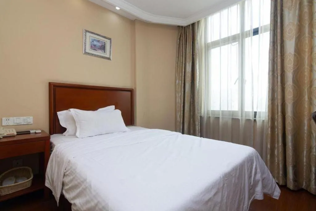 Bed in GreenTree Inn Shanghai Hongqiao Airport Huqingping Highway Shell Hotel