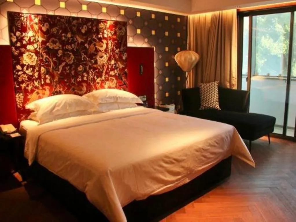 Bed in Jinjiang Metropolo Shanghai Minhang