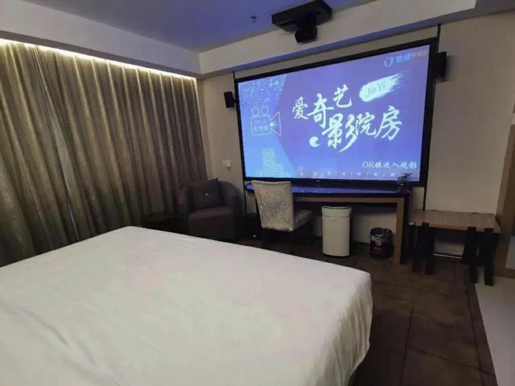 Bed in Jinjiang Metropolo Shanghai Minhang