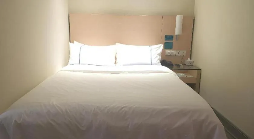 Bed in City Comfort Inn Wuzhou Municipal Square