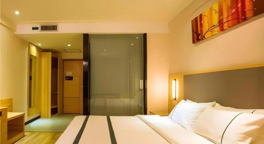 Bed in City Comfort Inn Wuzhou Municipal Square