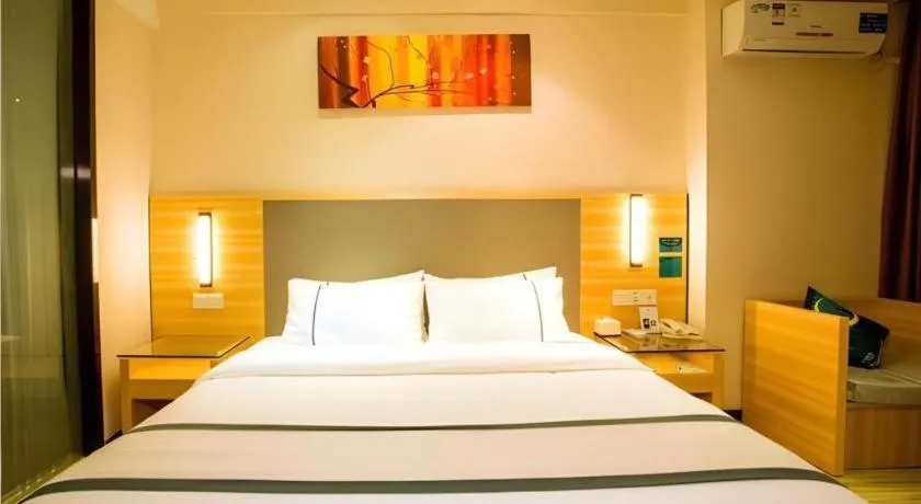 Bed in City Comfort Inn Wuzhou Municipal Square