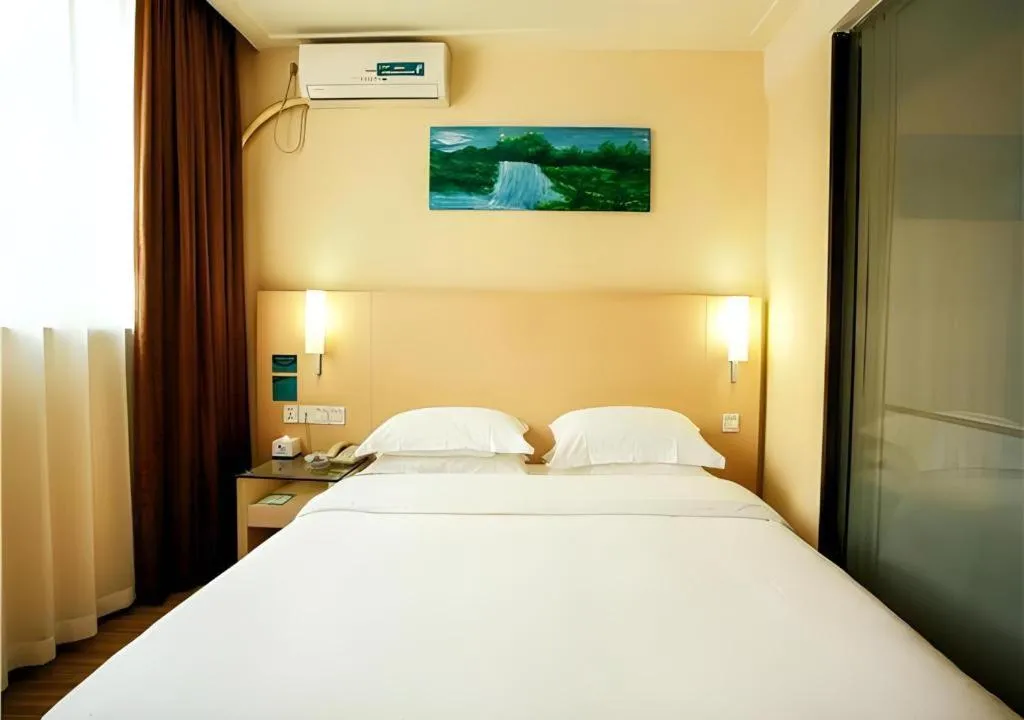 Bed in City Comfort Inn Wuzhou Municipal Square