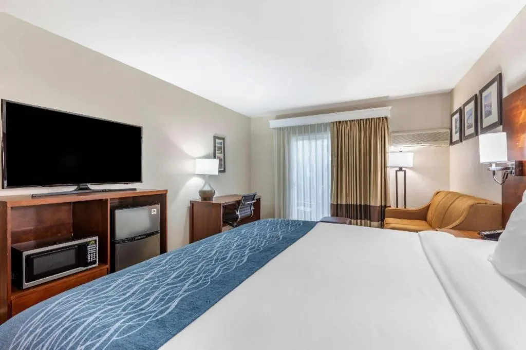 Bed in Comfort Inn Escondido San Diego North County