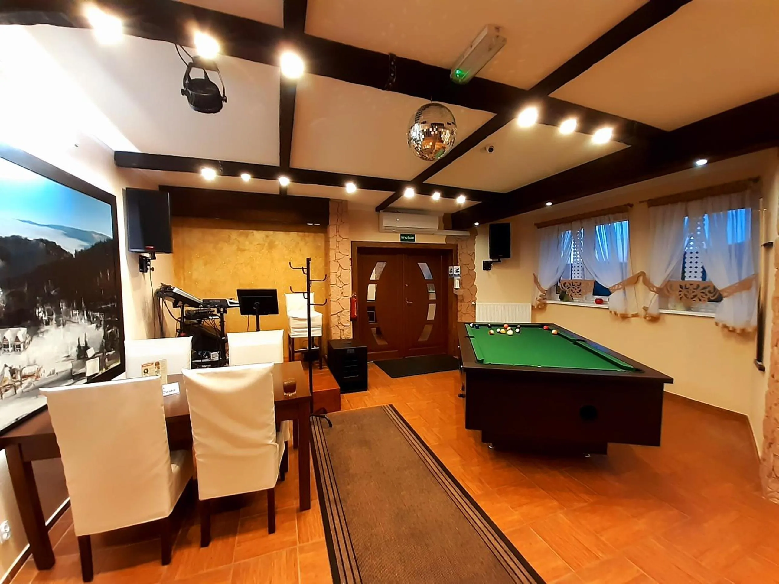 Restaurant/places to eat in Pensjonat Zielone Wzgórze w Bolesławowie