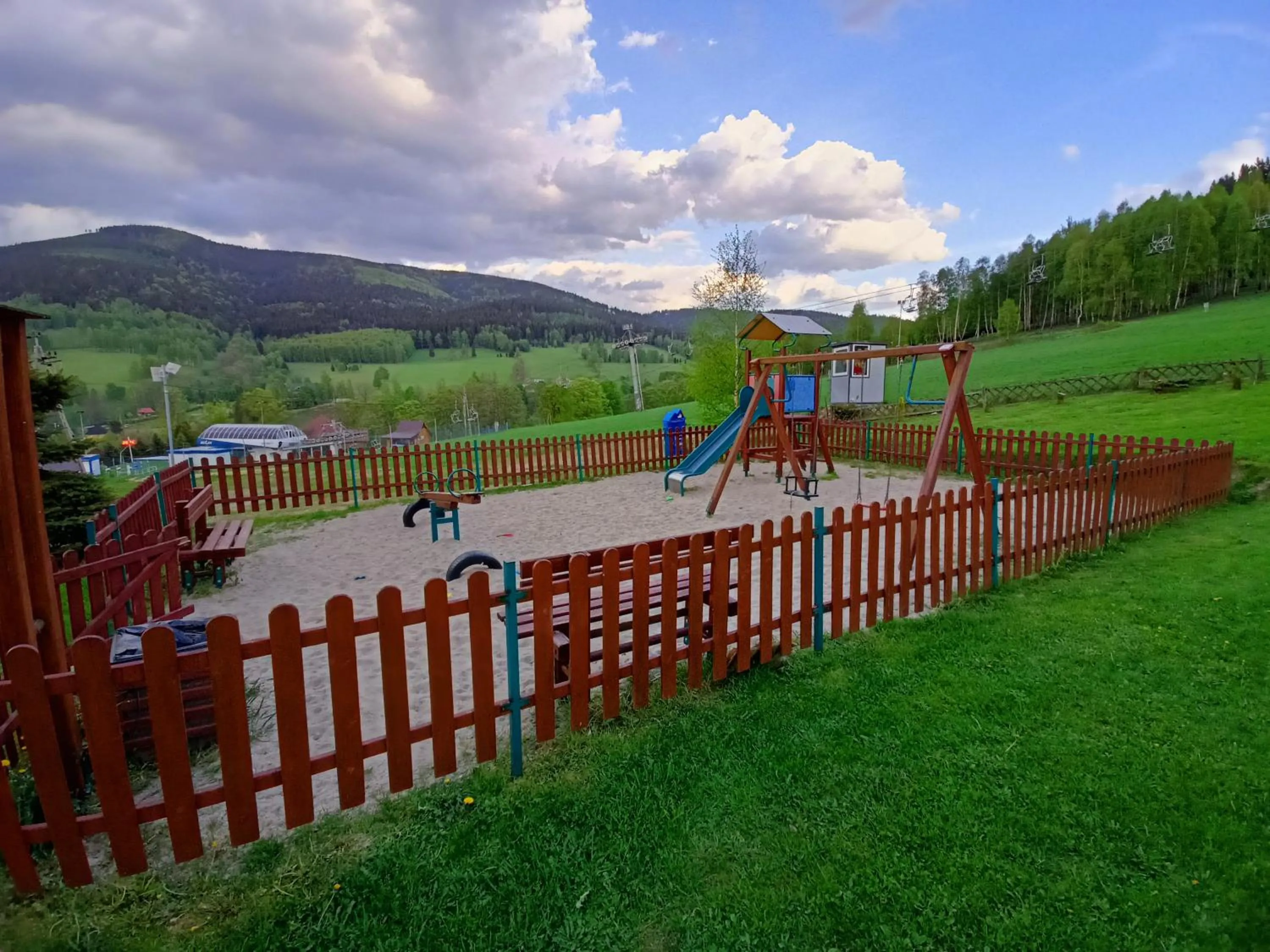 Children play ground in Pensjonat Zielone Wzgórze w Bolesławowie