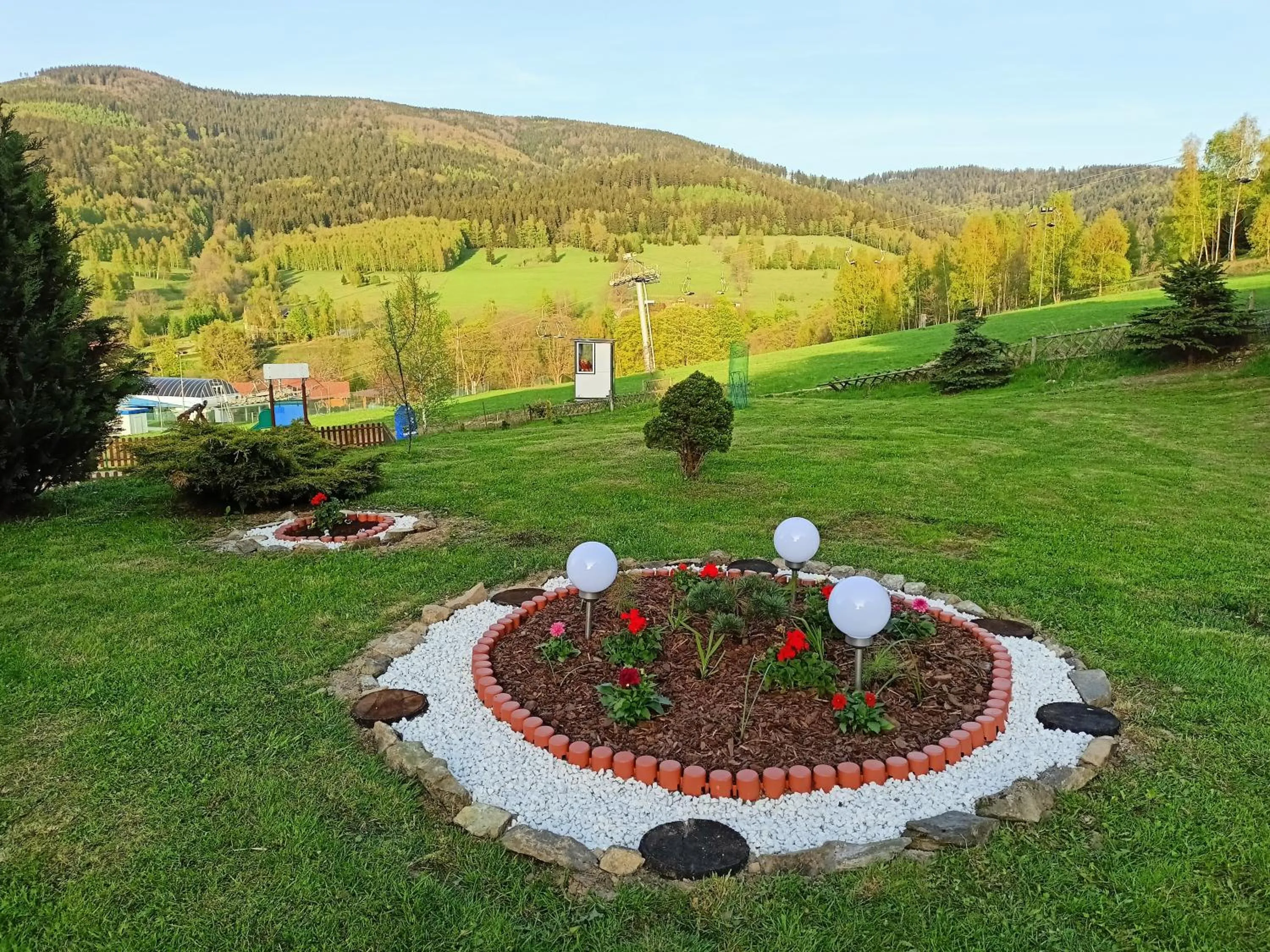 Garden in Pensjonat Zielone Wzgórze w Bolesławowie