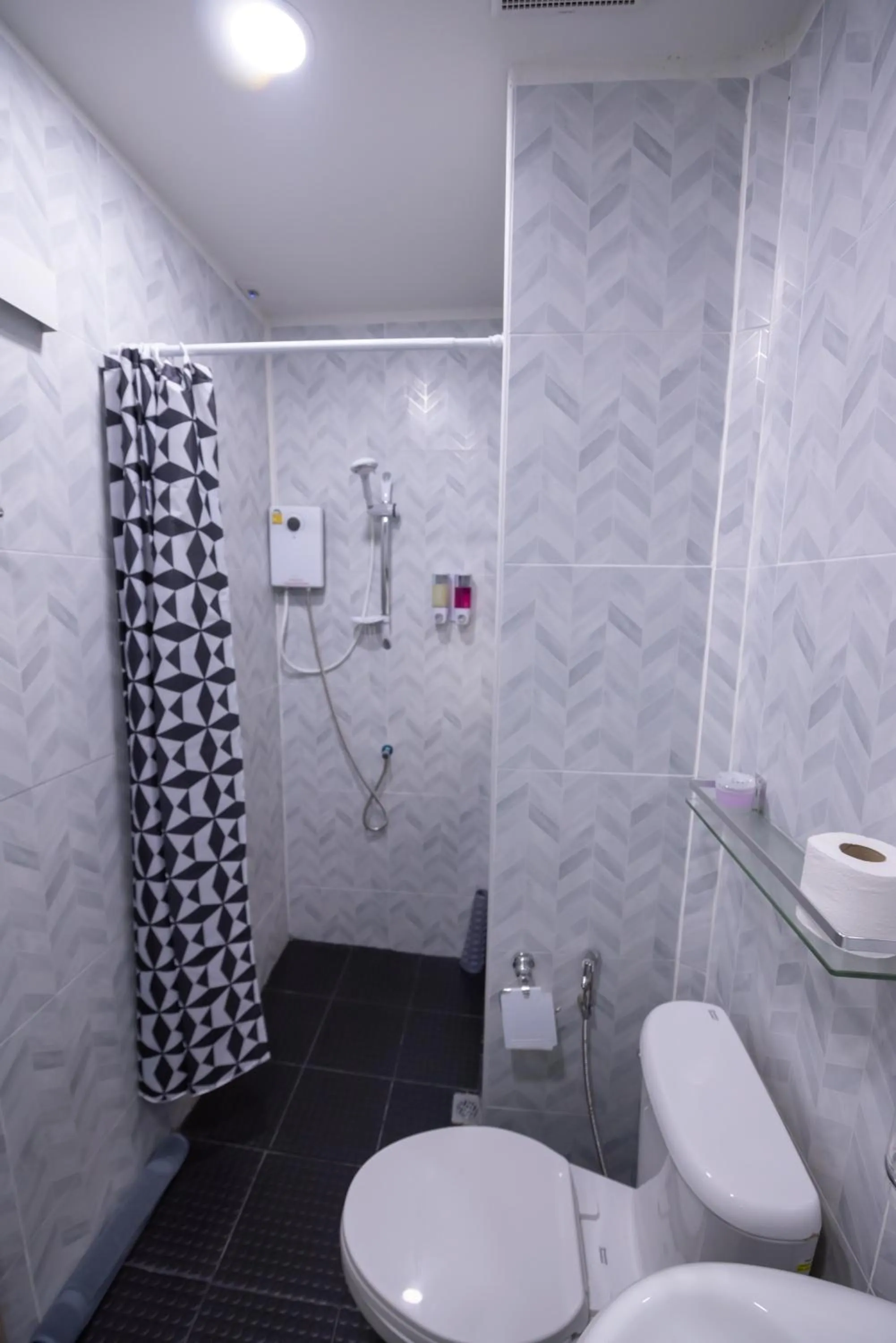 Shower in SkyLink Homes - Pattunaam - Airport Link & BTS Chidlom
