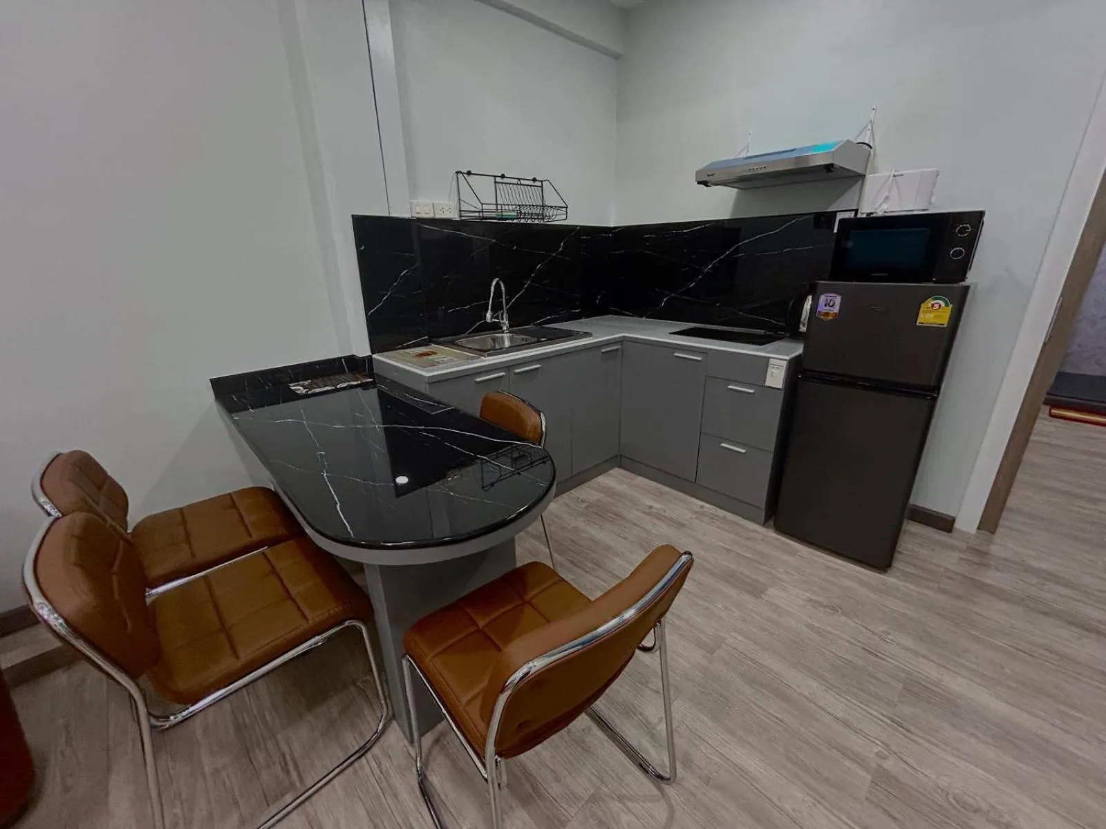 Kitchen or kitchenette in SkyLink Homes - Pattunaam - Airport Link & BTS Chidlom