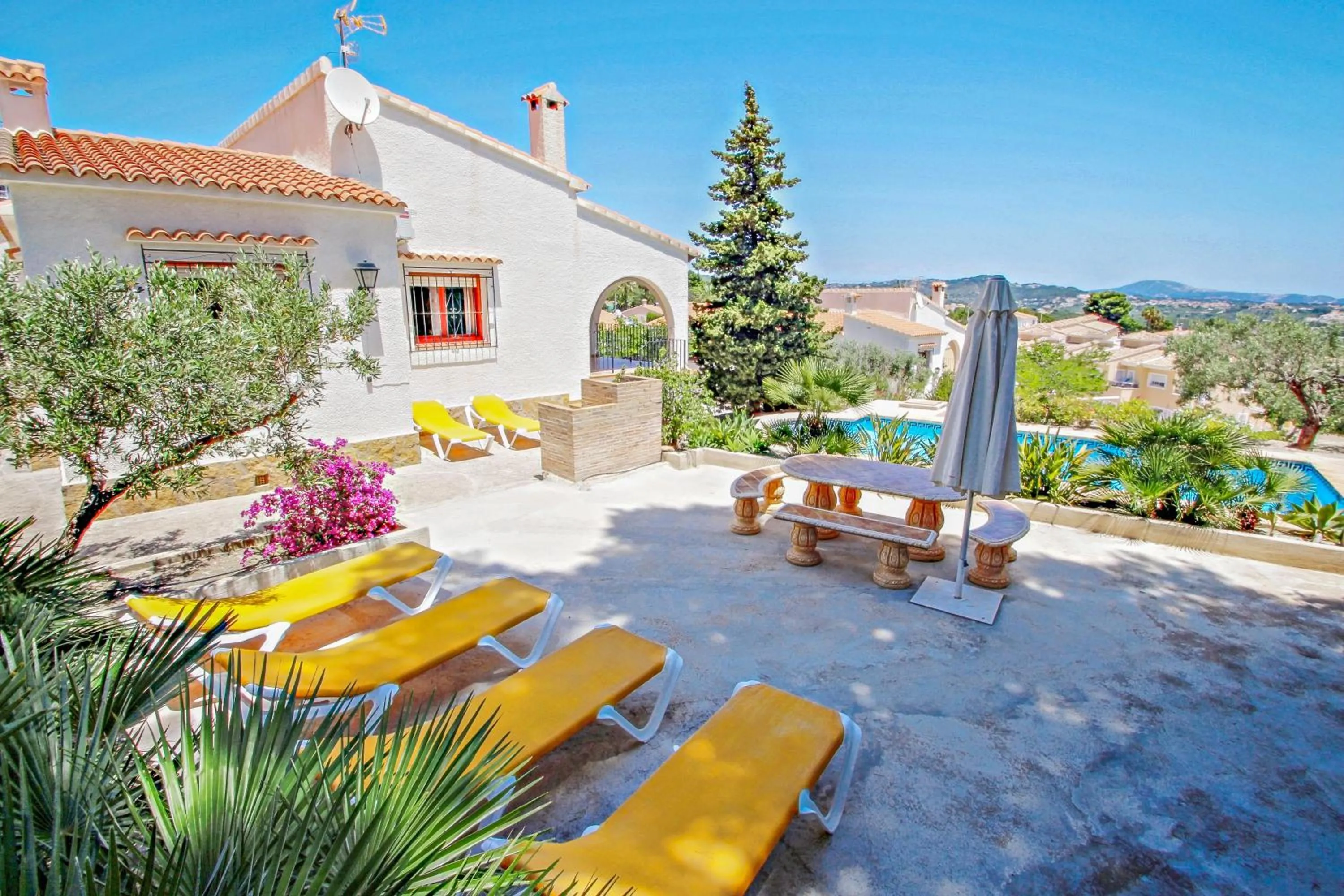 Laura-29A - pretty holiday property with garden and private pool in Calpe