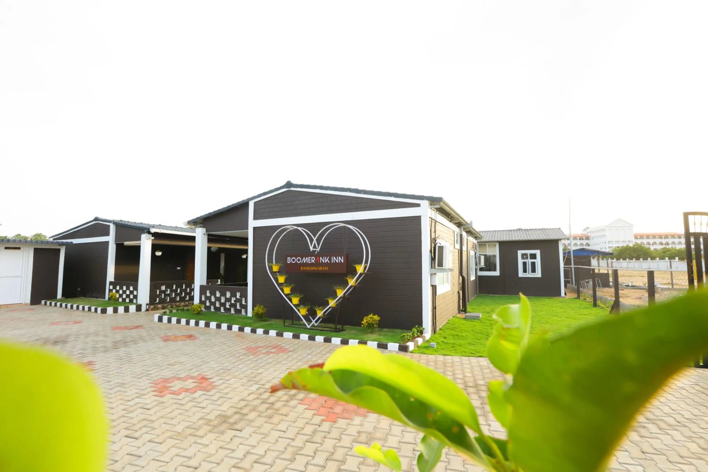 Property building in Boomerank Inn