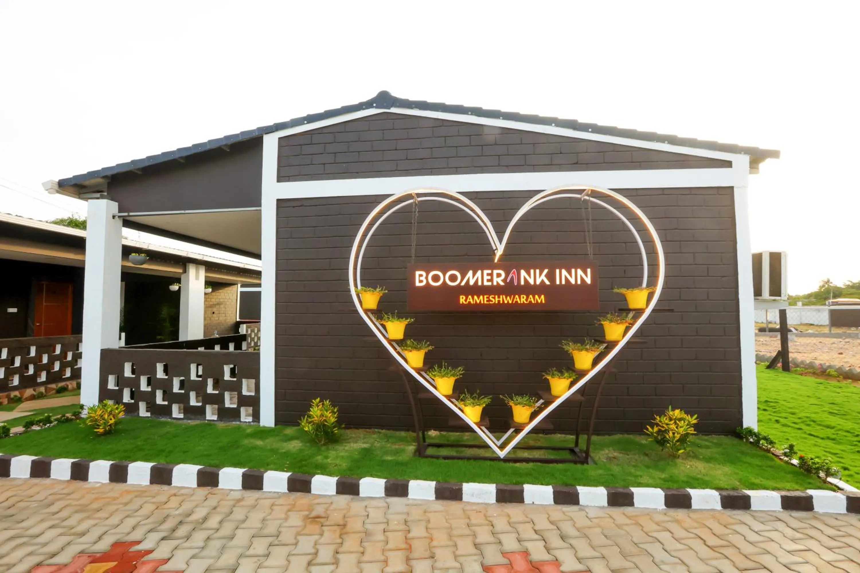 Property building in Boomerank Inn