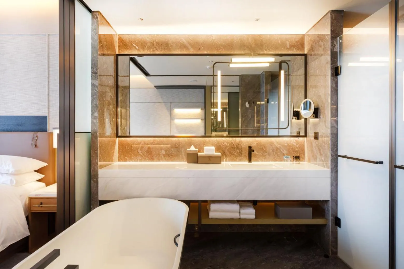 Bathroom, Bed in Luoyang Marriott Hotel