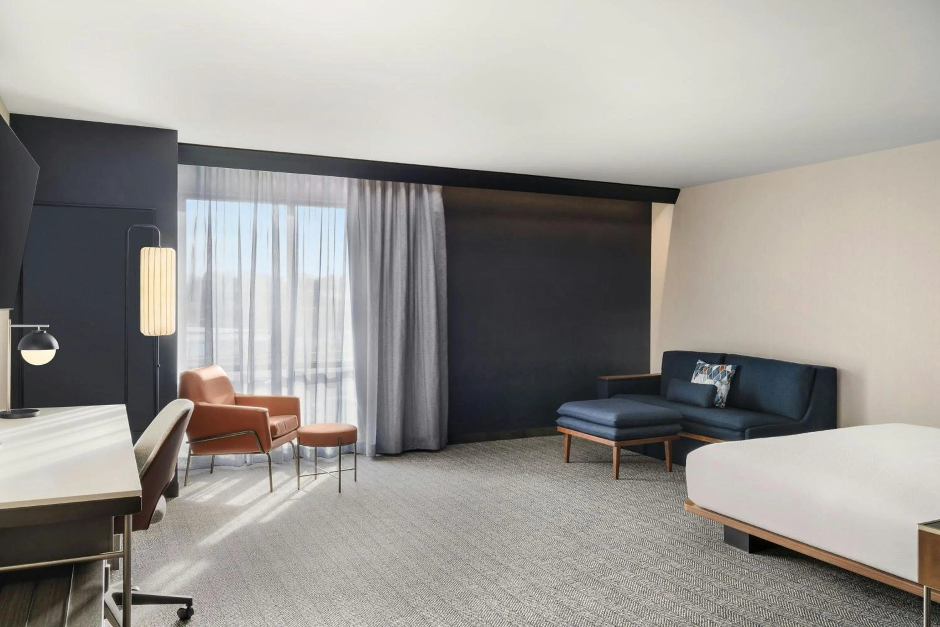 Photo of the whole room, Bed in Courtyard by Marriott Milwaukee Brookfield at Poplar Creek