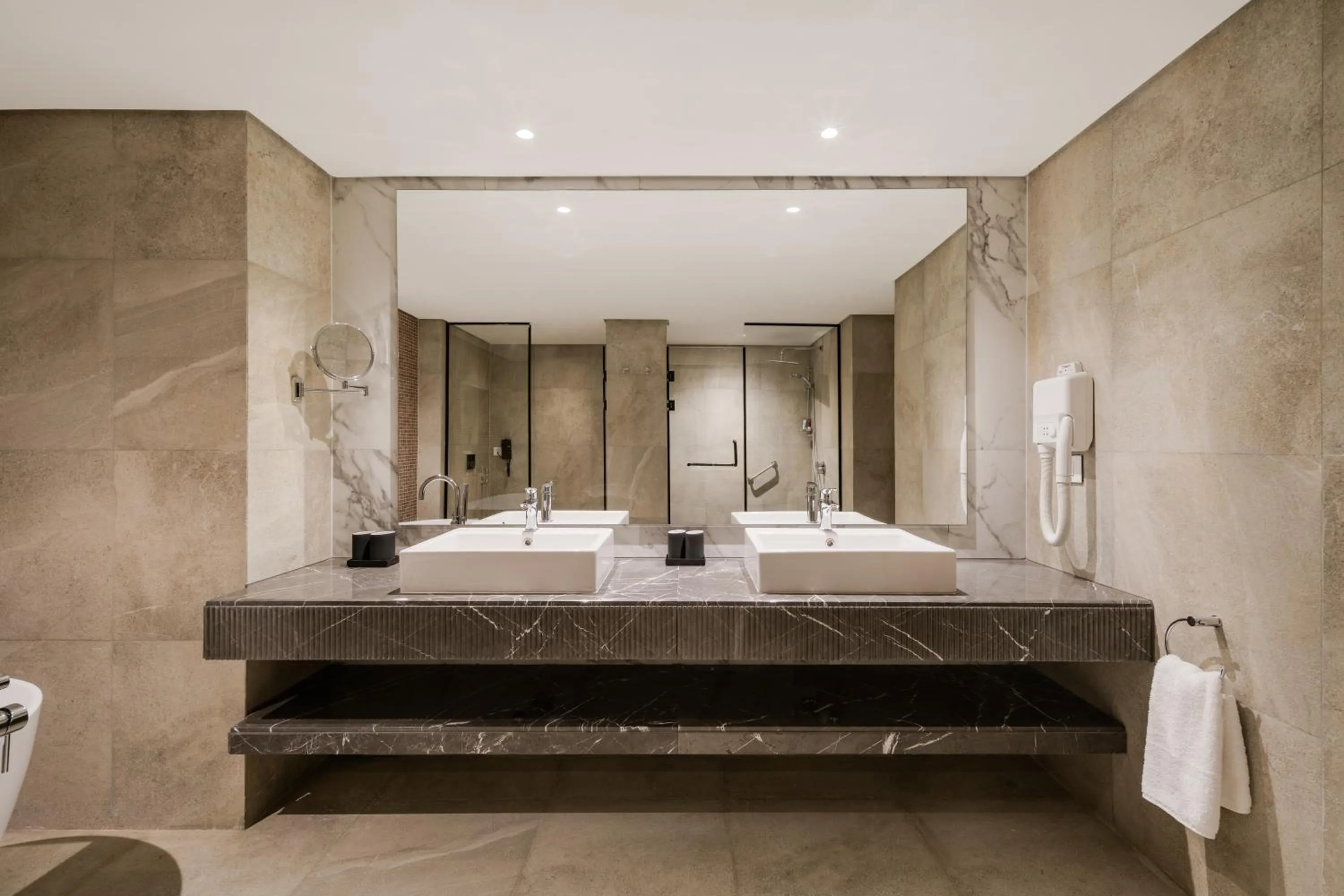 Bathroom, Bed in The G Einbay Golf Resort