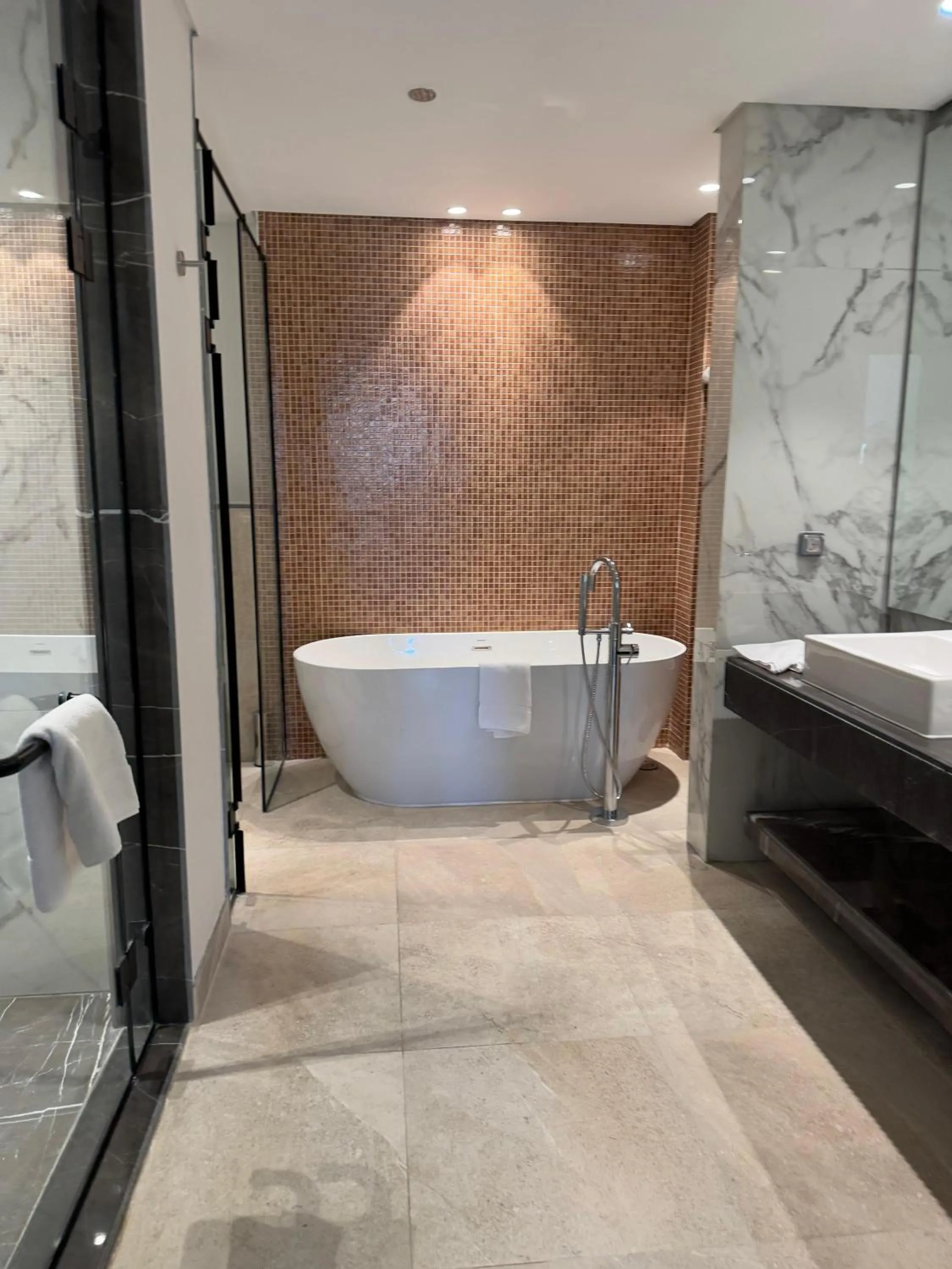 Shower in The G Einbay Golf Resort