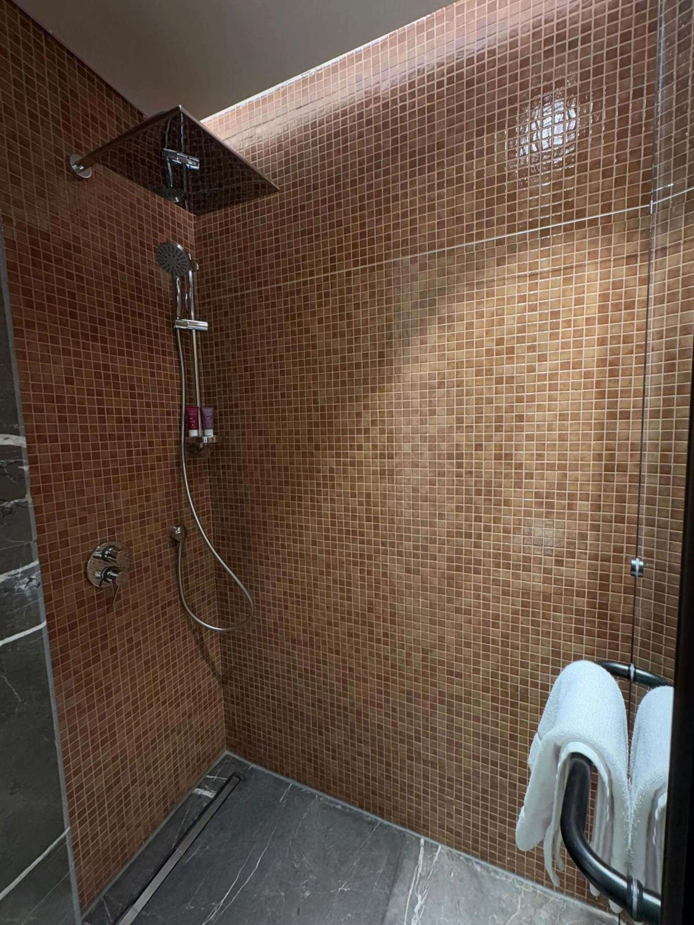 Shower in The G Einbay Golf Resort
