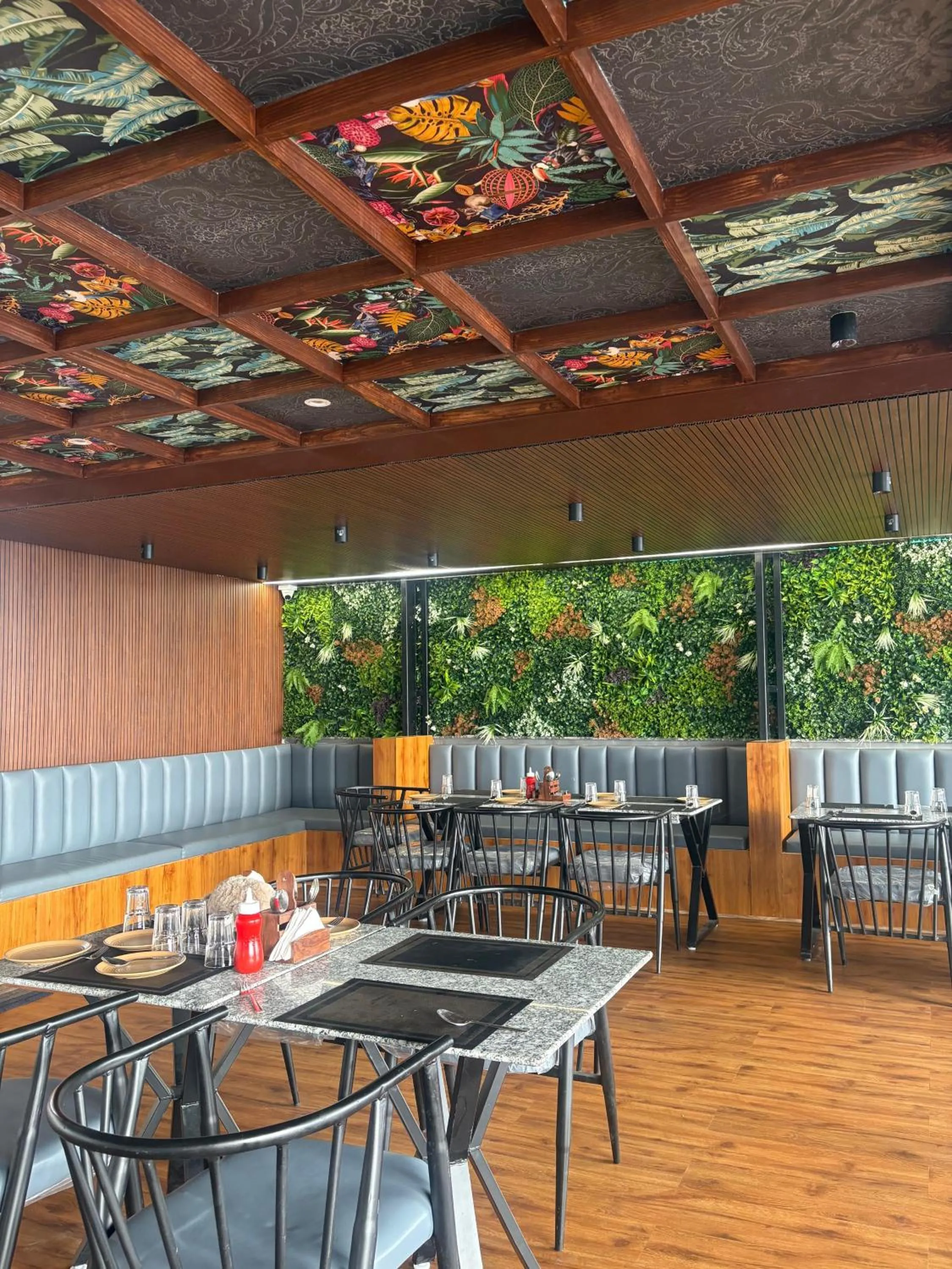 Restaurant/places to eat in Hotel Shrinath Palace