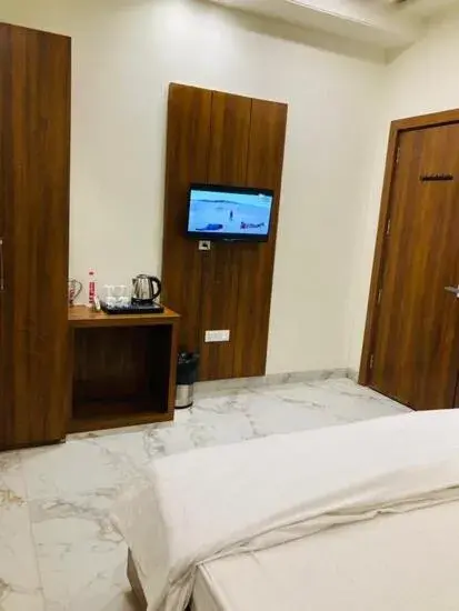 TV and multimedia, Bed in Hotel Shrinath Palace TV and multimedia, Bed in Hotel Shrinath Palace