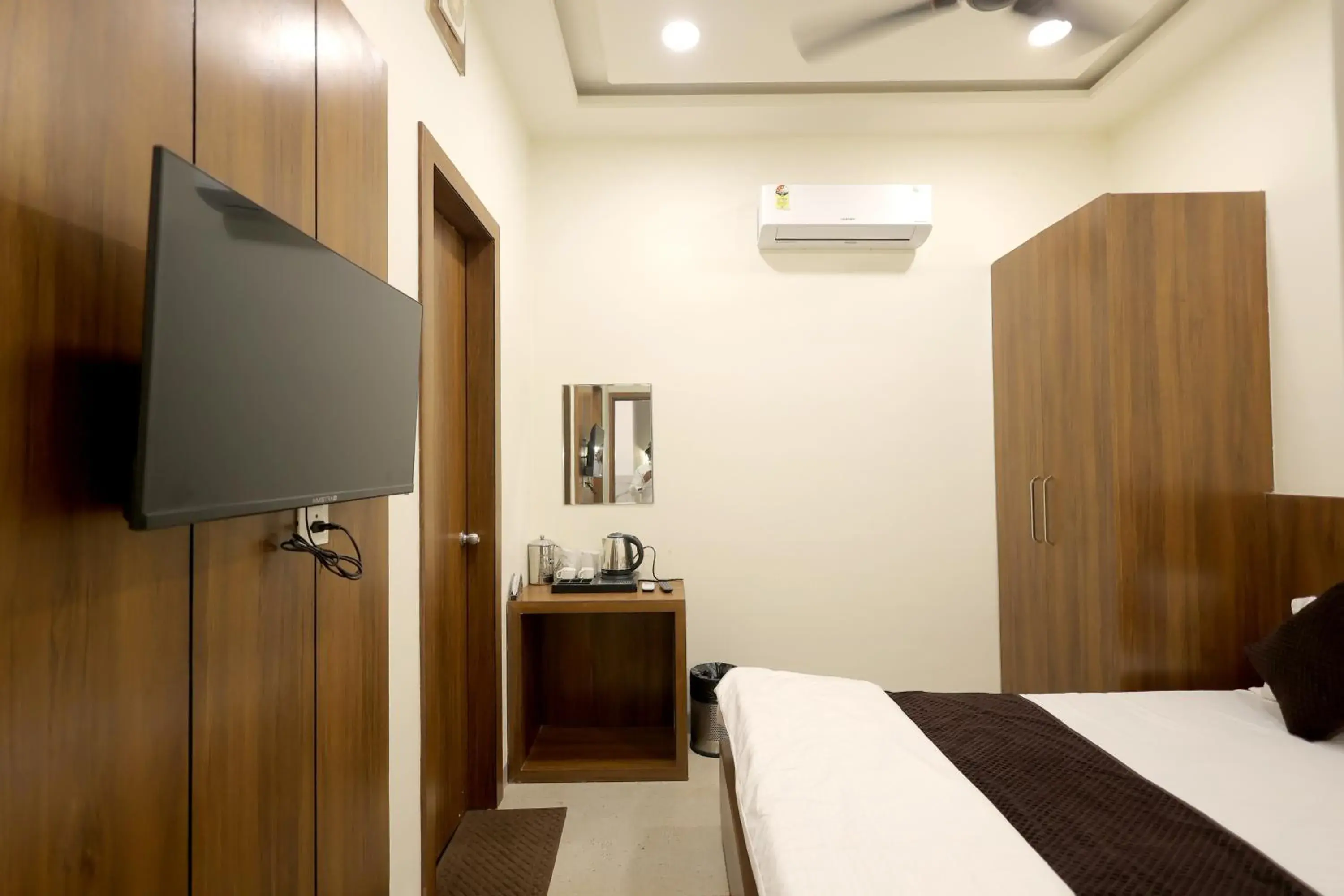 Bedroom, Bed in Hotel Shrinath Palace Bedroom, Bed in Hotel Shrinath Palace