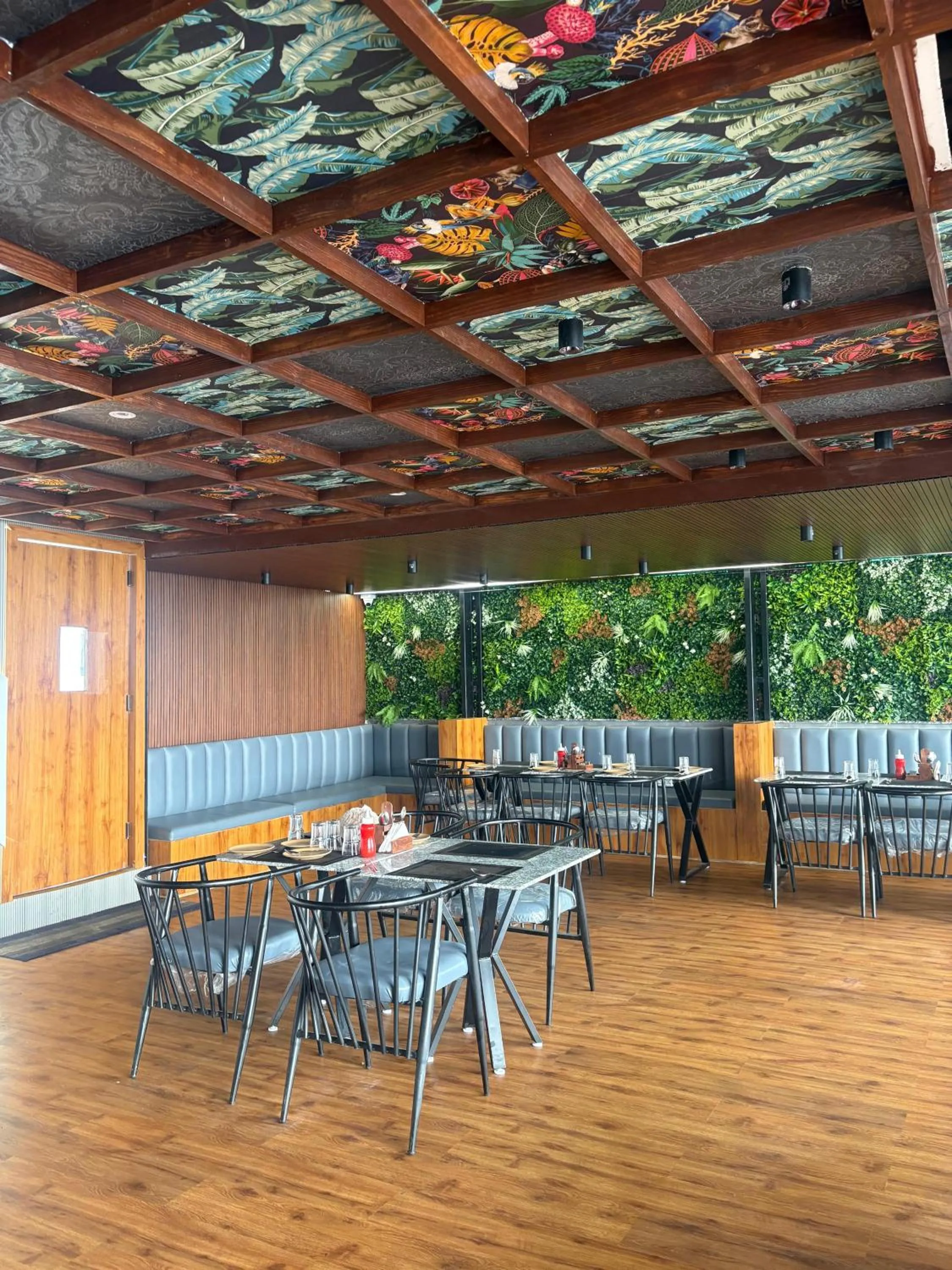 Restaurant/places to eat in Hotel Shrinath Palace