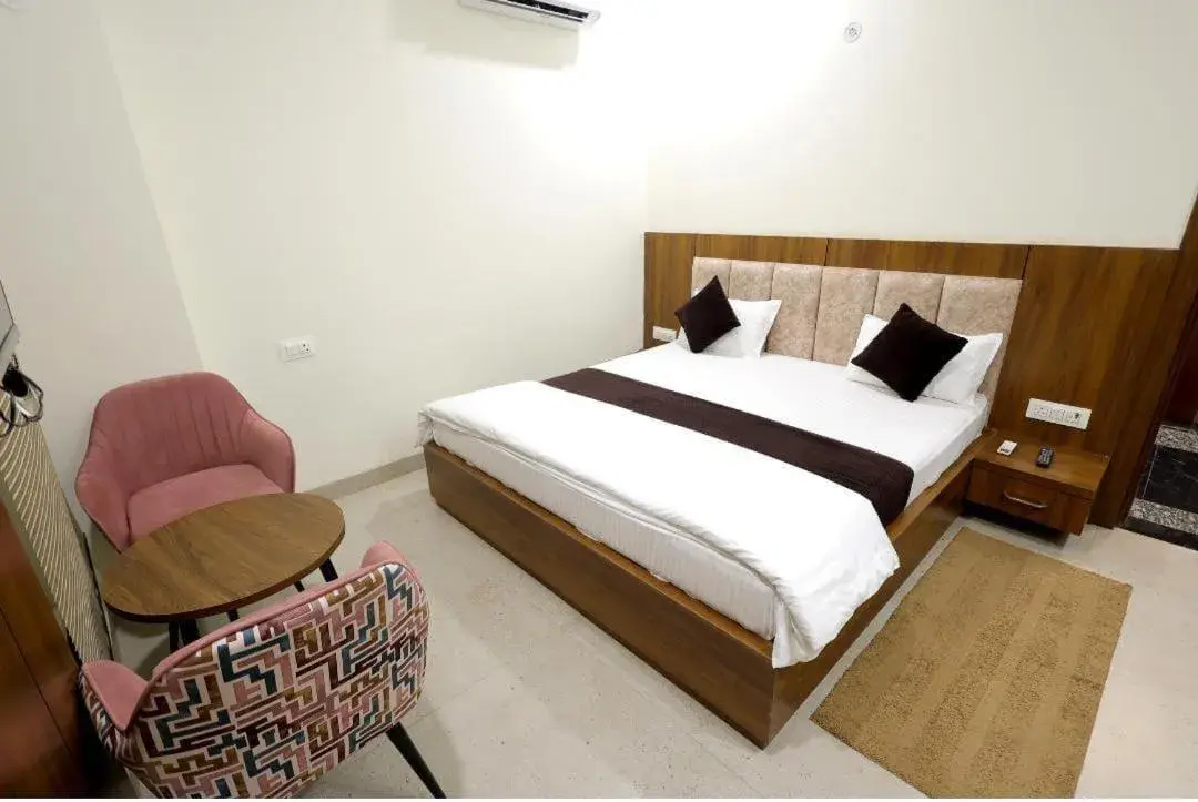 Bedroom, Bed in Hotel Shrinath Palace Bedroom, Bed in Hotel Shrinath Palace