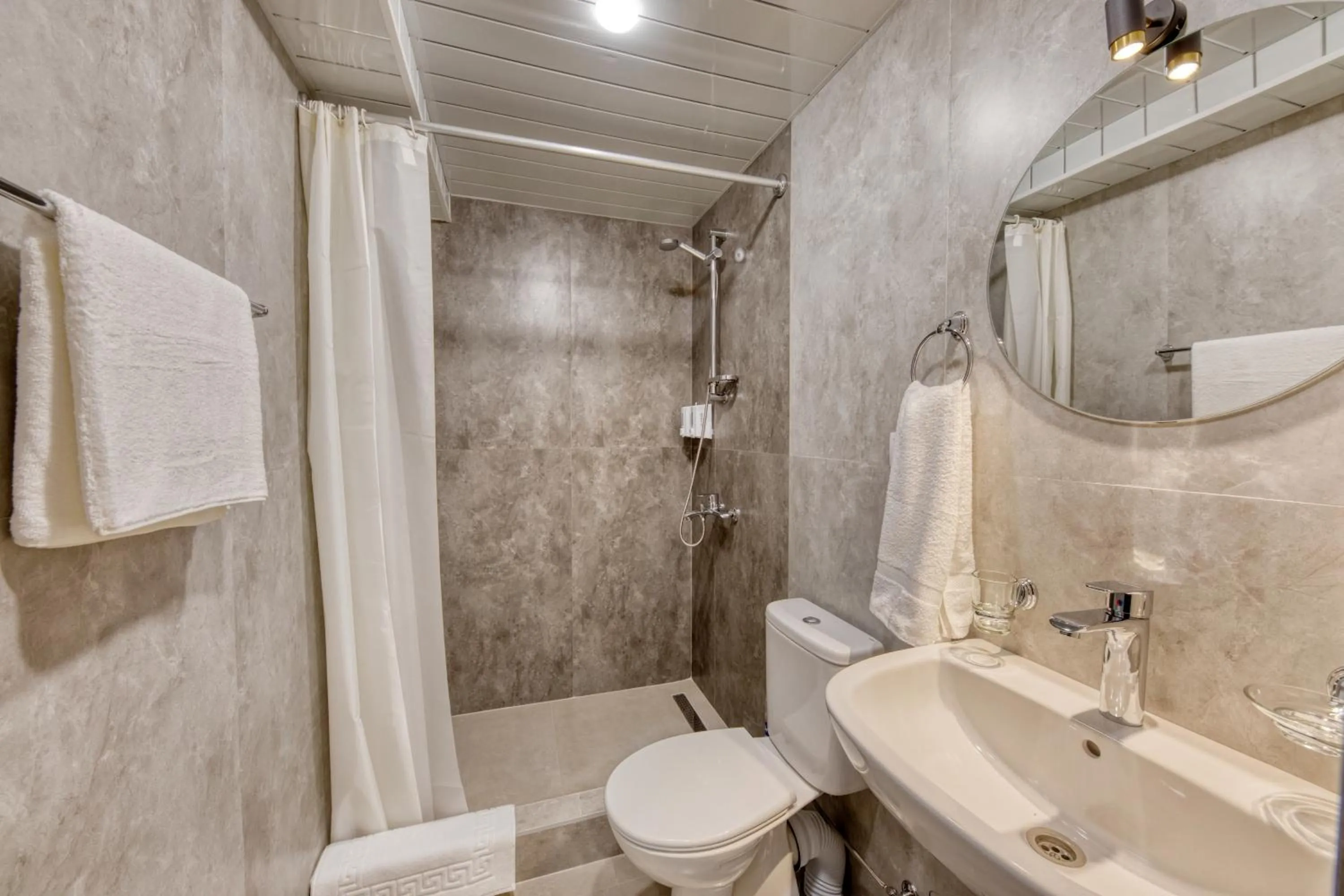 Shower in Maison Heritage Hotel