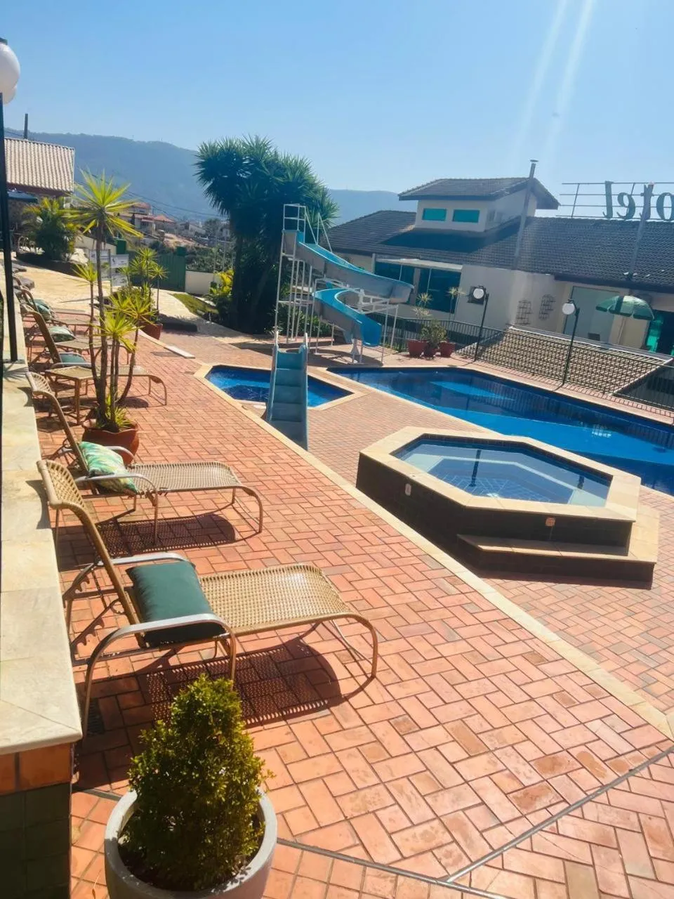 Swimming pool in Hotel Arlen 4