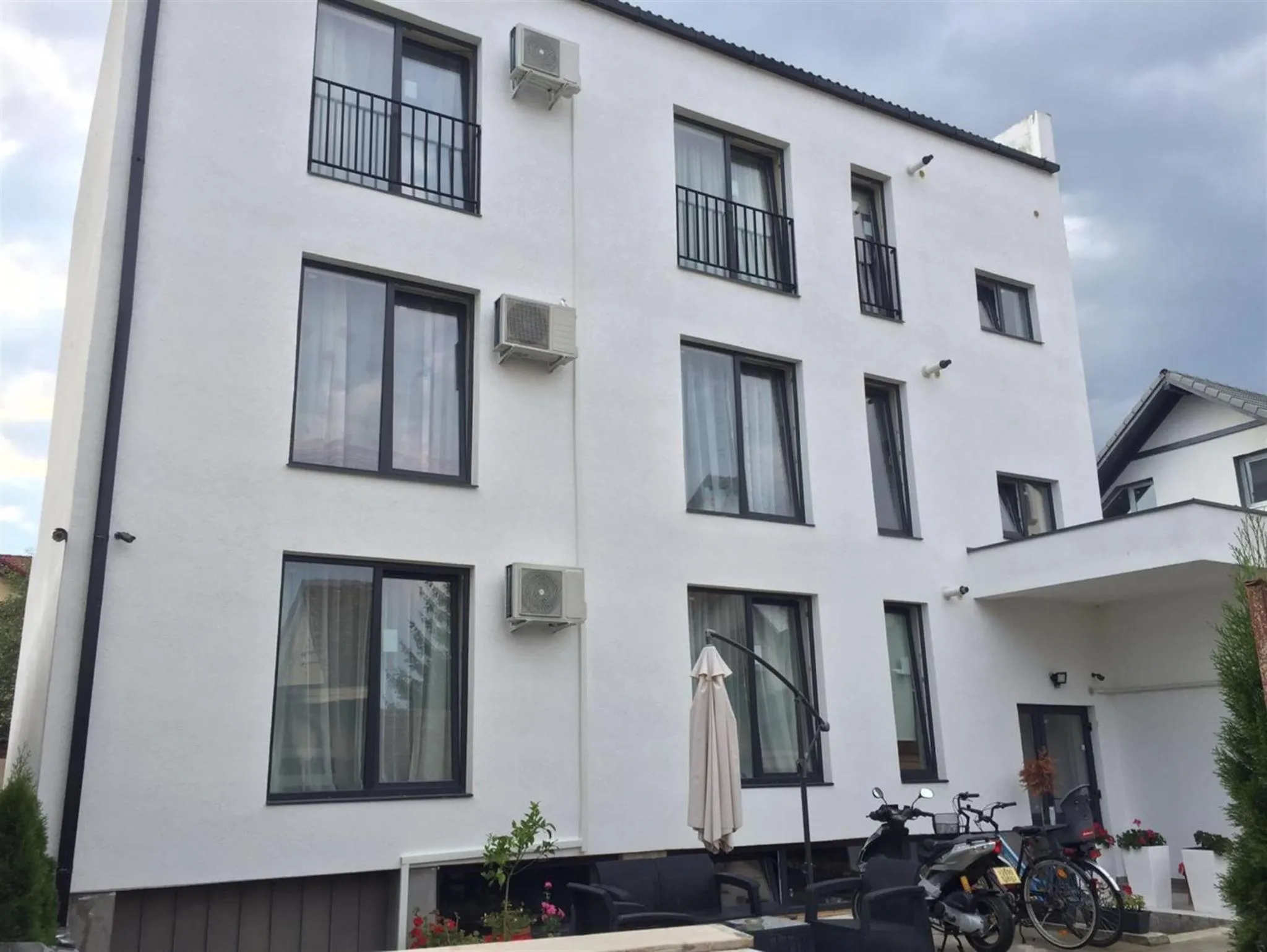 Facade/entrance in Hermann Apartments