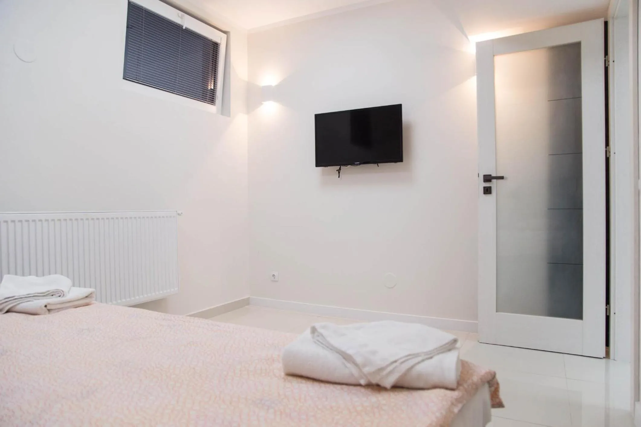 Bedroom, Bed in Hermann Apartments
