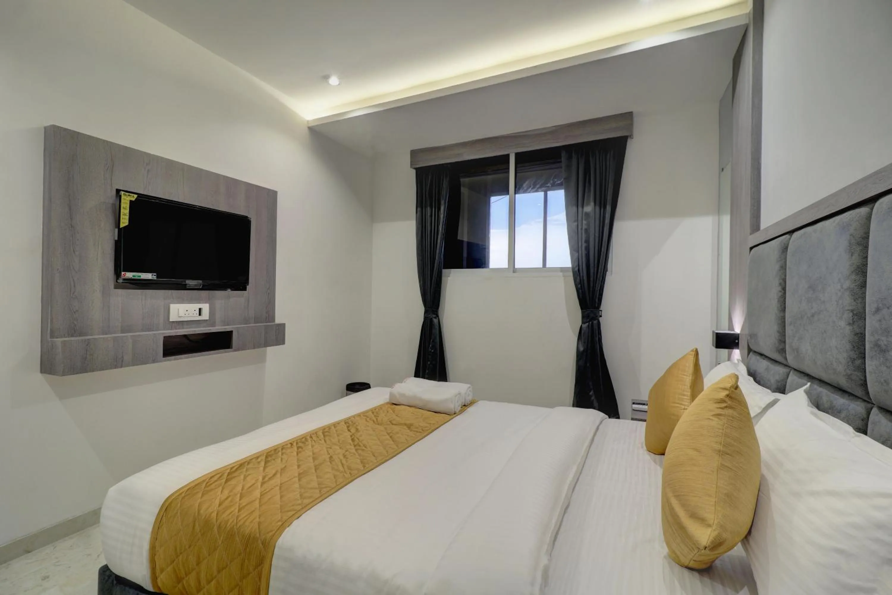 Communal lounge/ TV room, Bed in Hotel Isra International, BKC