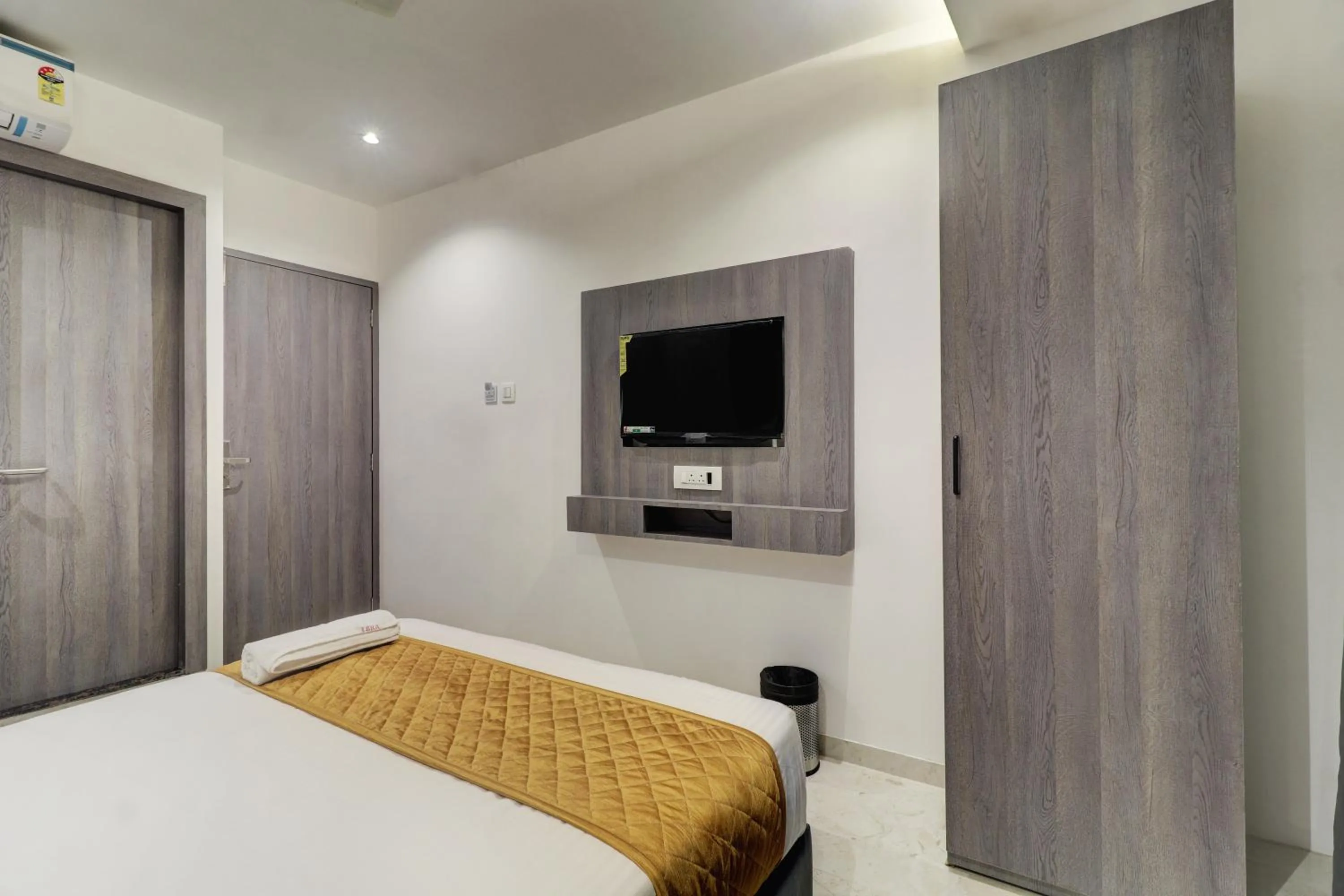Bedroom, Bed in Hotel Isra International, BKC